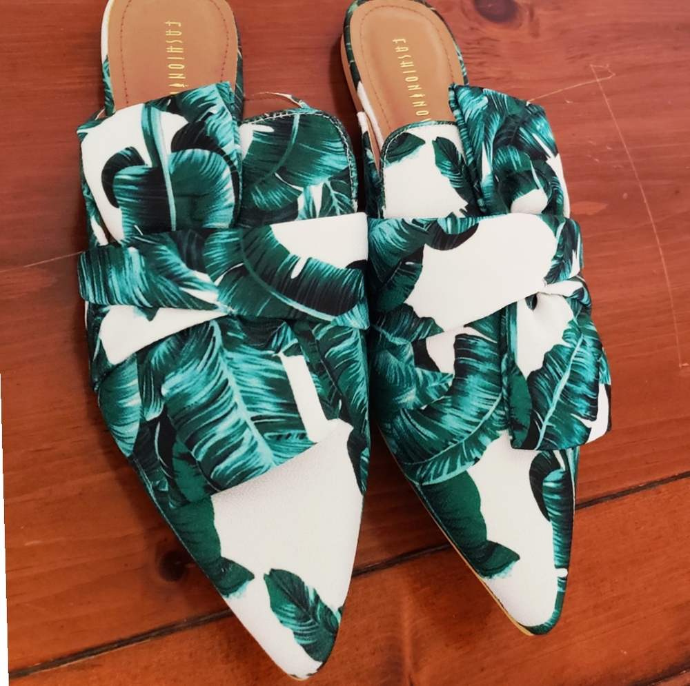 Leaf-Print Pointed Toe Mules in Green and White